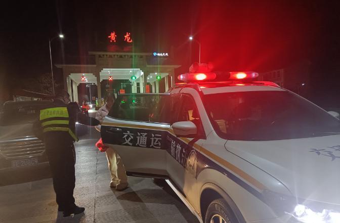 这两个交警火了！湖北十堰，两名交警晚上处理完事故准备回去，谁知在路边看到个穿白衣