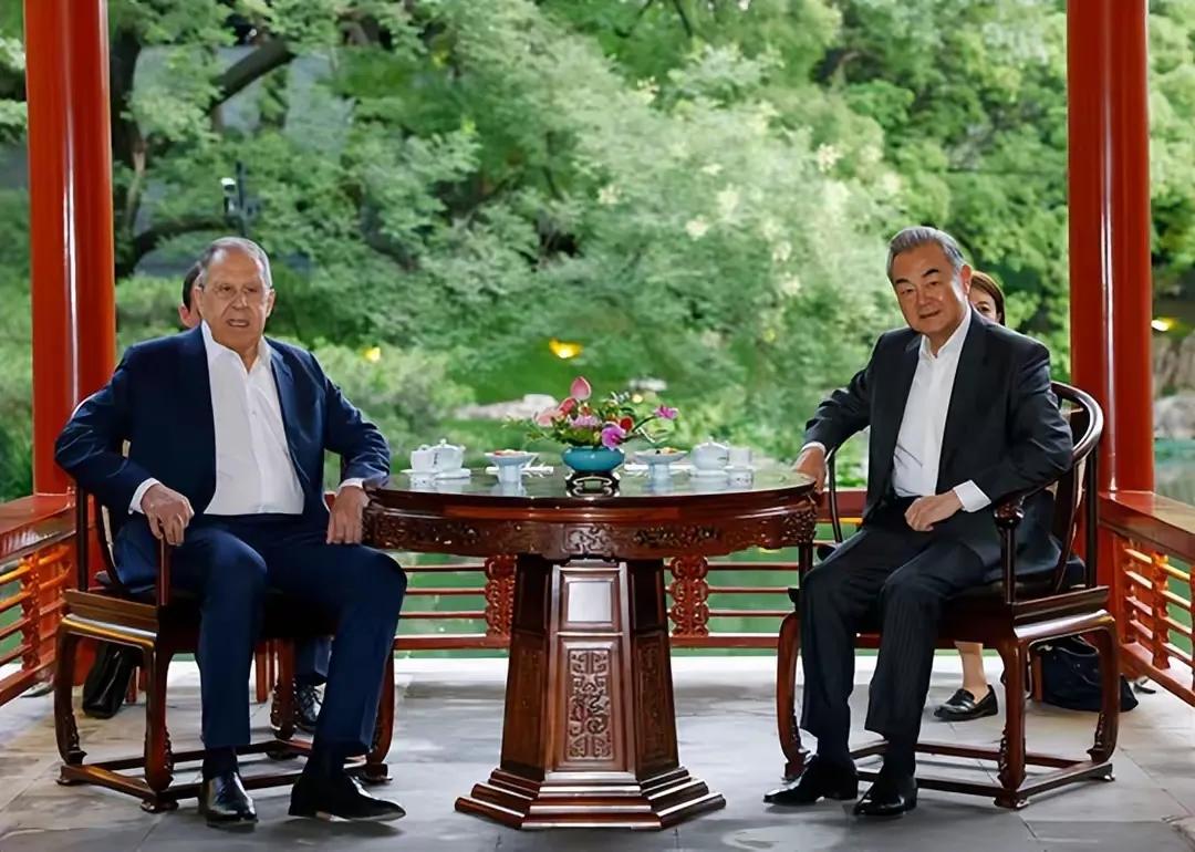拉夫罗夫再次访华，中东与俄方将有大事焉？一是筹备上海峰会二是筹备93阅兵，庆