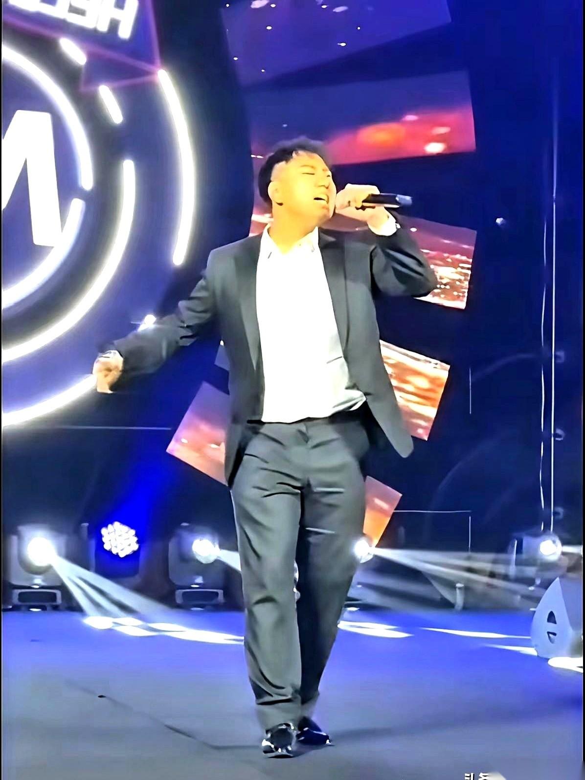 最近刷《歌手》的舞台直拍，海来阿木一出场，屏幕前的弹幕明显停顿了一秒。聚光灯从