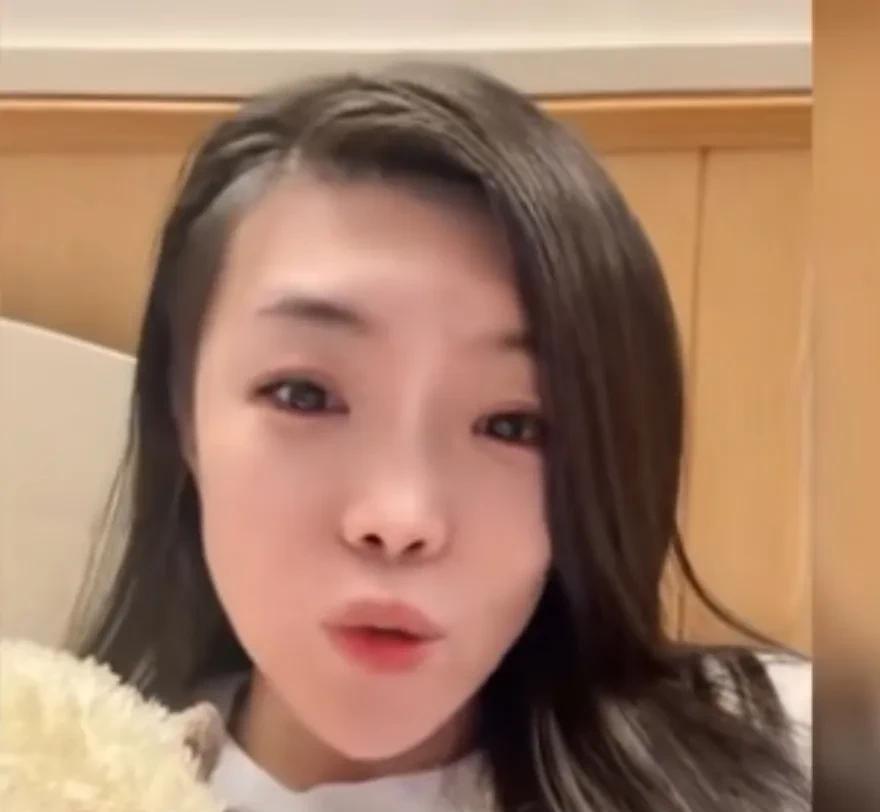 张伯鑫媳妇说了，高兴社赢了。原来这两天让嫂的直播间被封了，不能跟纲丝对线让她很难