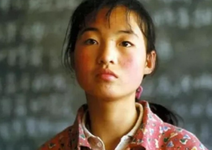1999年，张艺谋捧红了农村女孩魏敏芝。拍完戏后，魏敏芝想当明星，张艺谋却不