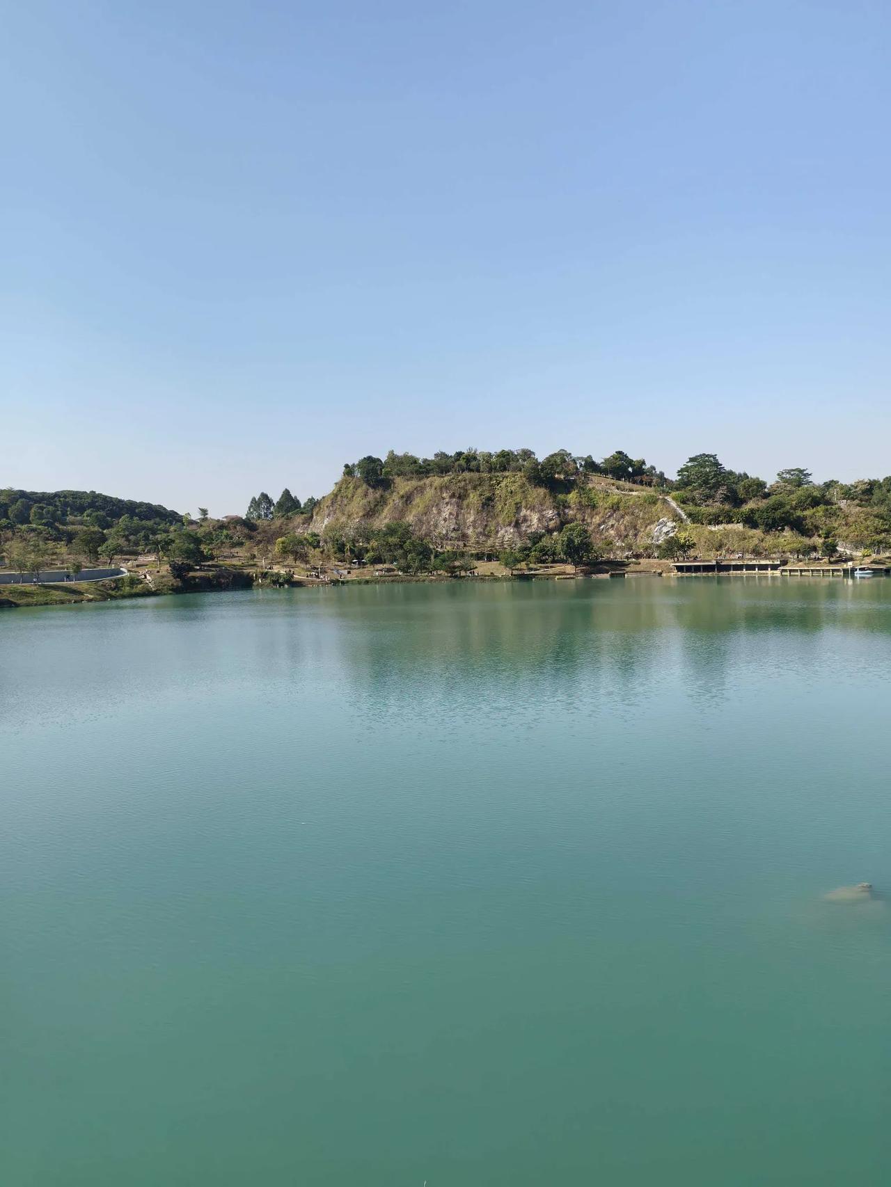 原来矿湖是这样形成的。今天去东莞南城碧玉湖公园玩，被园内宽阔的湖面所吸引。这里的