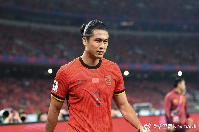 国足处于下风，张玉宁或担任队长国足将于北京时间3月27日下午14:00，在澳