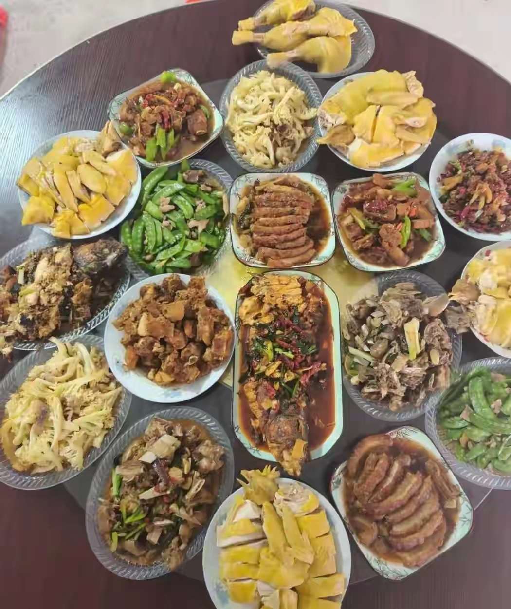 那一桌是南方菜，那一桌是北方菜。