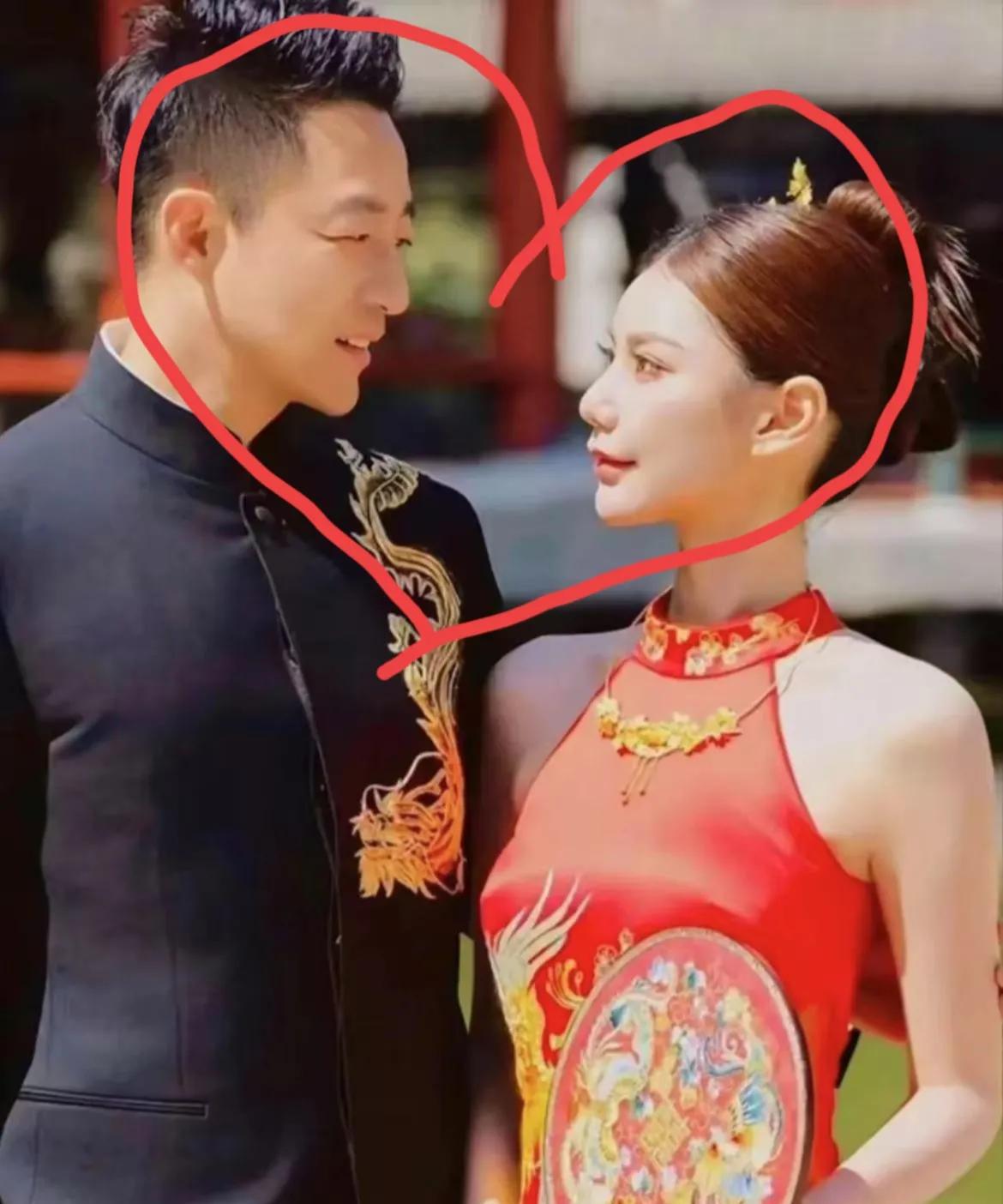 我发现一种现象那就是二婚的夫妻都会有一个共同点，就是在婚宴上表现的特别冷静