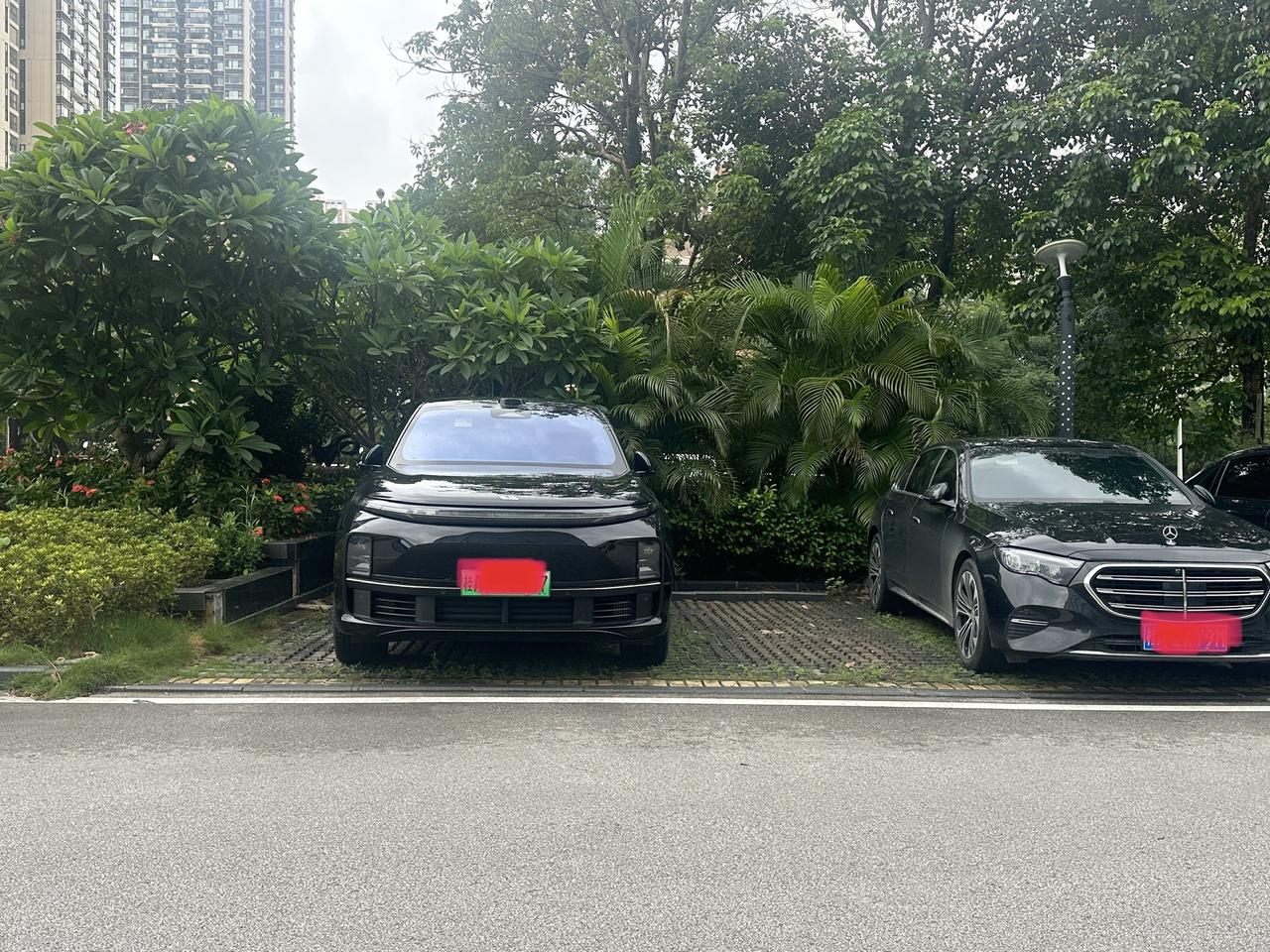 真的神奇，一个品牌的车子停车都这么清新脱俗，确实非常少见。什么原因呢？毕竟车子这