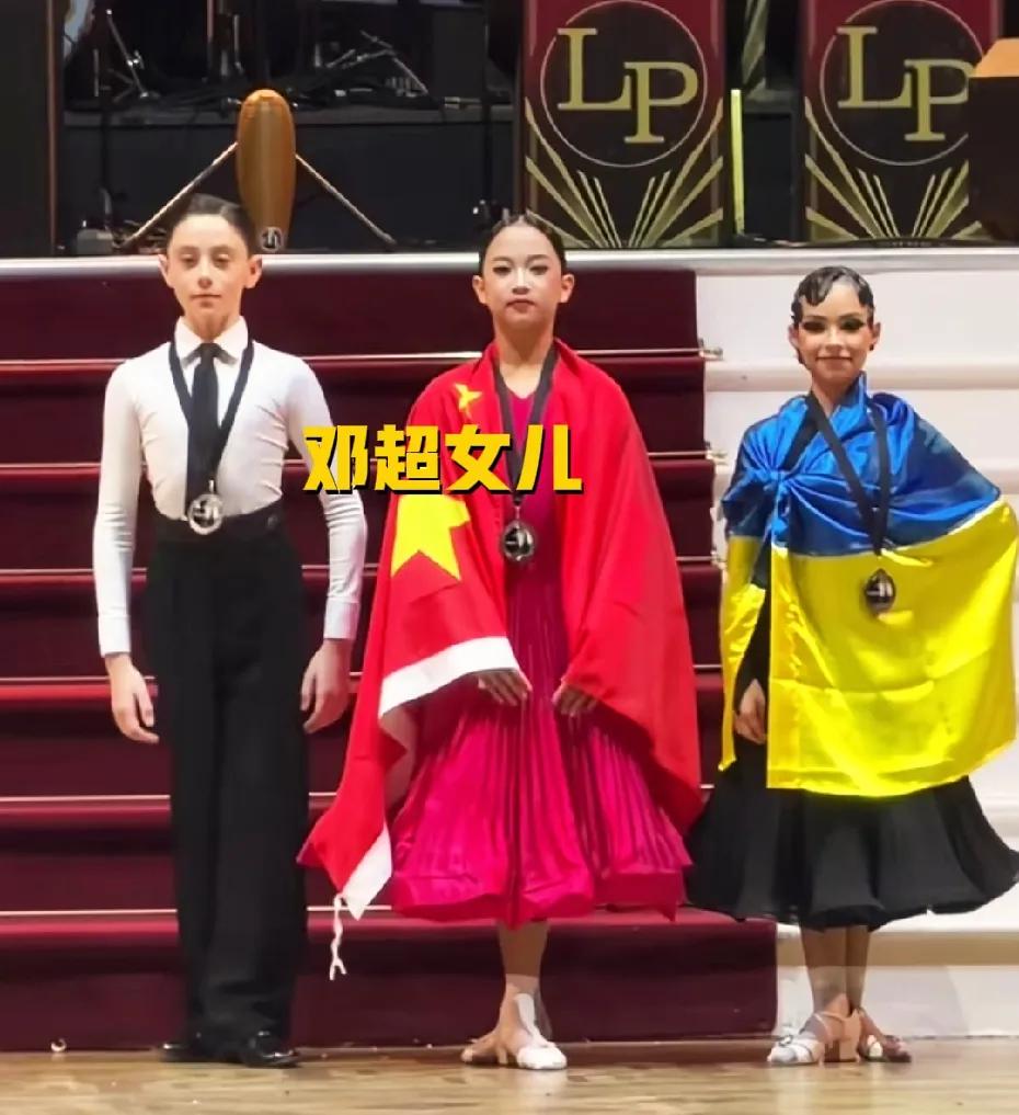 恭喜！孙俪的女儿小花在英国参加拉丁舞比赛中获得第二名，这真是孙俪邓超的骄傲啊！