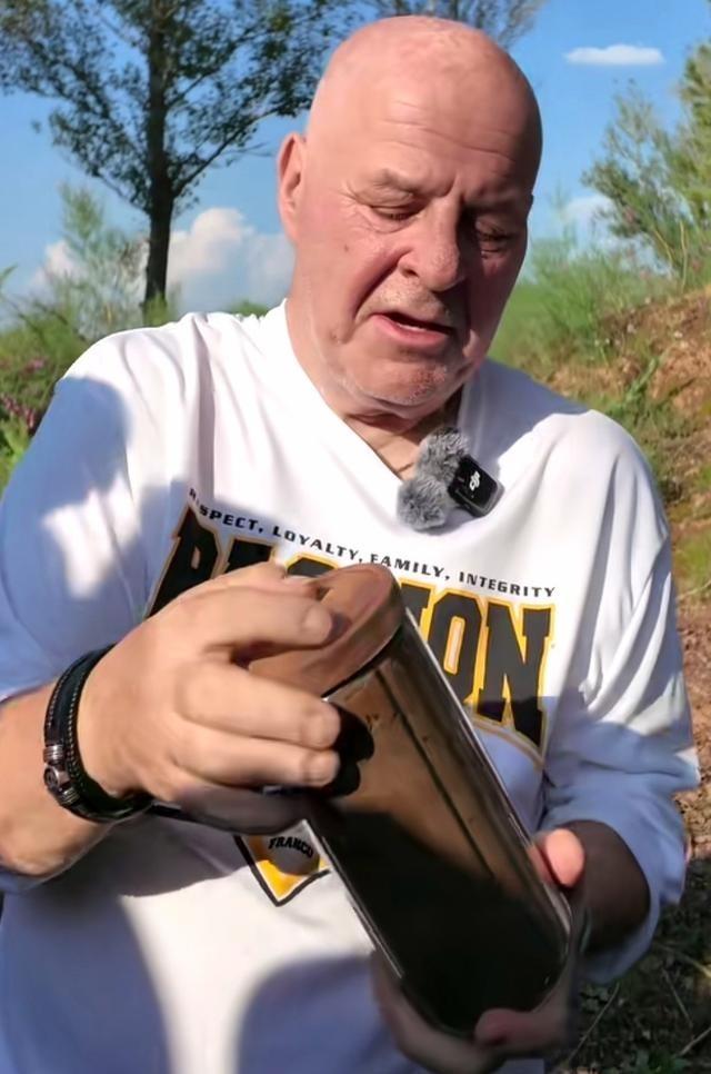 赛考斯先生的心情可以理解，但这瓶土，大概率是带不走的。在毛乌素沙漠装瓶土，回家当