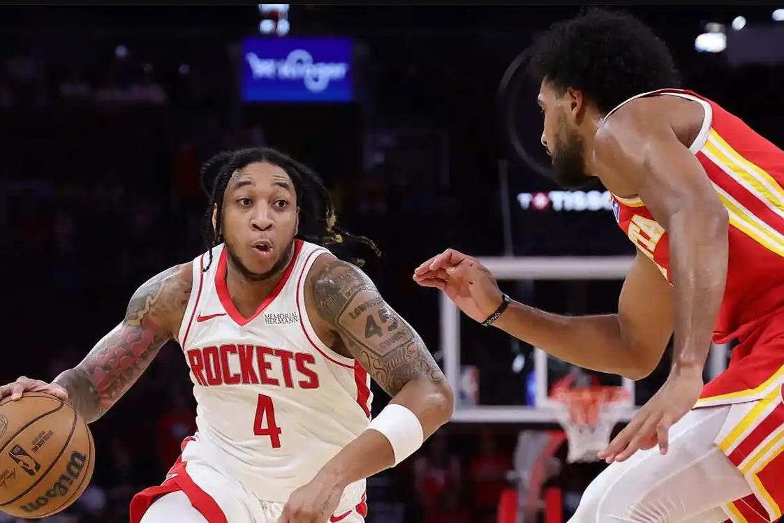 火箭队的双向合同后卫戴维森马上就要面临转正了，因为NBA规定，一位双向合同球员只