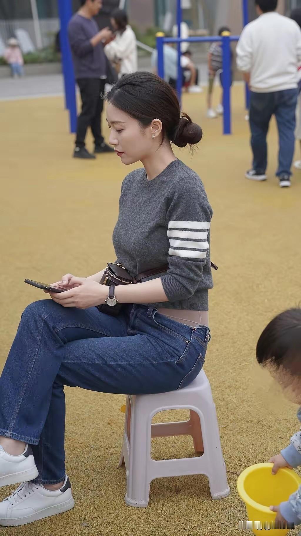 这坐姿好端正