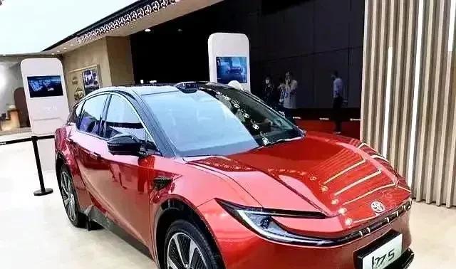 当14亿国人以为国产新能源汽车已经弯道超车时，却被丰田结结实实上了一课。2024