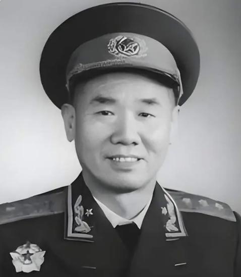 1984年，陈再道正在家中享受宁静时，突然传来敲门声，几名穿着制服的人闯入，说：