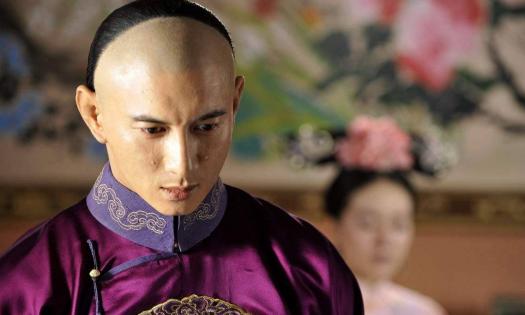 1724年，46岁的雍正翻了48岁齐妃的牌子，太监咳嗽一声：“皇上，还有个25岁