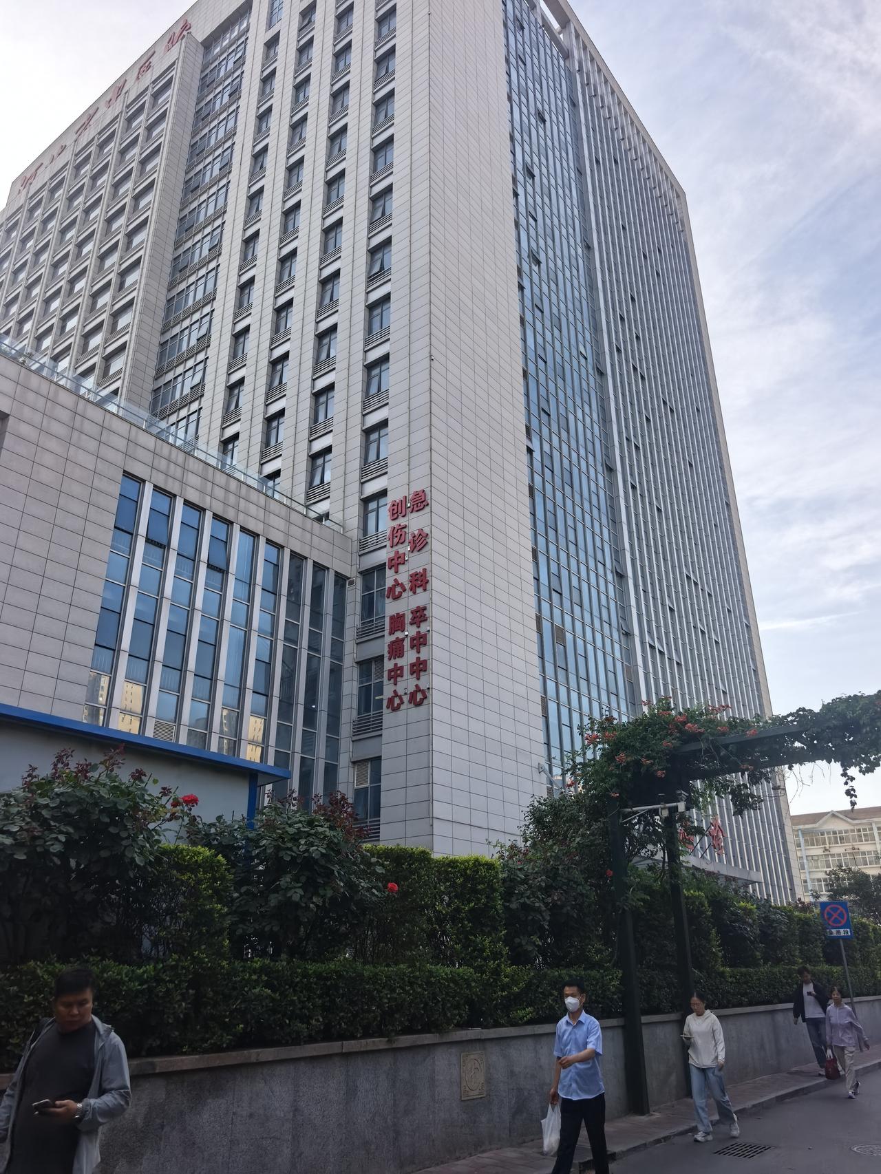女演员：“导演，谢谢您这部戏给我安排的角色，我懂，来吧!”导演：“不不，主要是你