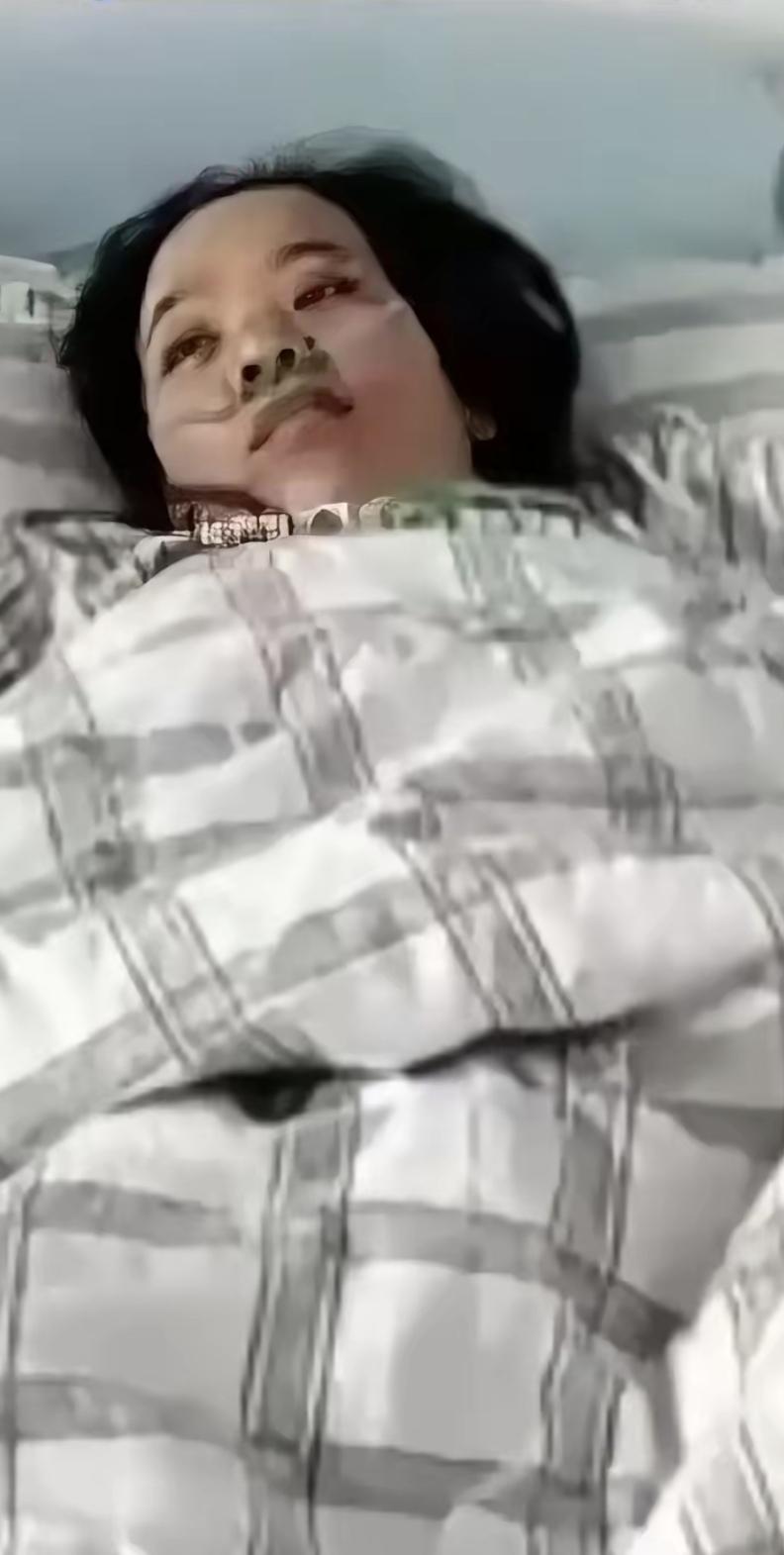 妻子得了癌症晚期，在医院躺着。丈夫头也不抬地送来一套寿衣，头也不回就走了。护士看