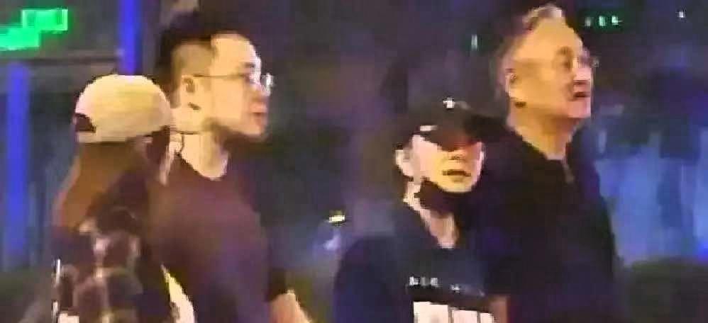 儿子用最体面的方式，完成了对父亲最成功的“报复”。英达连续半年，每天准时出现在巴