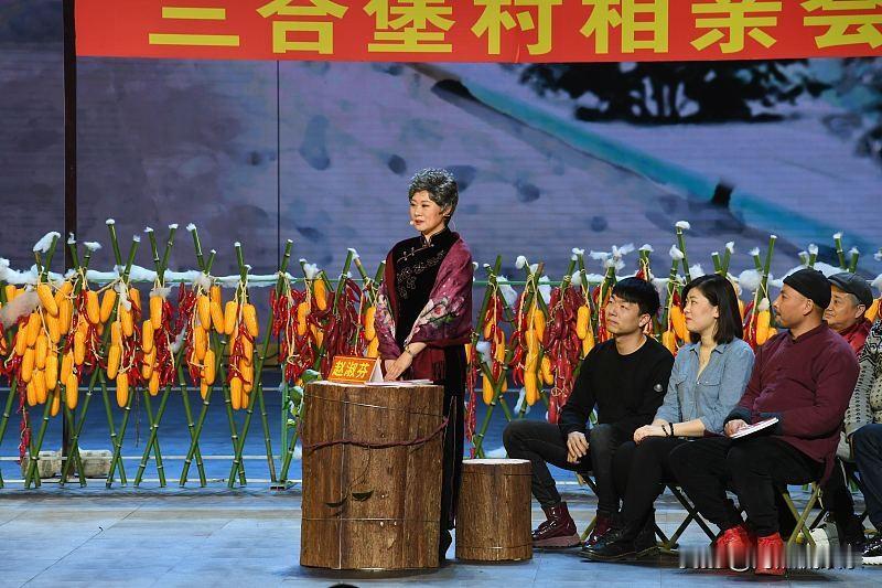 六旬阿姨找老伴被嘲“没出息”，她一句话怼得邻里哑口无言老话说：“满床锦被，不如