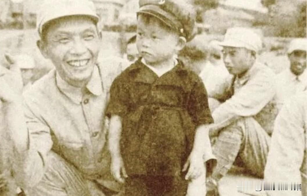 1949年6月2日，青岛解放，图为时任中国人民解放军第三野战军第32军军长的谭希