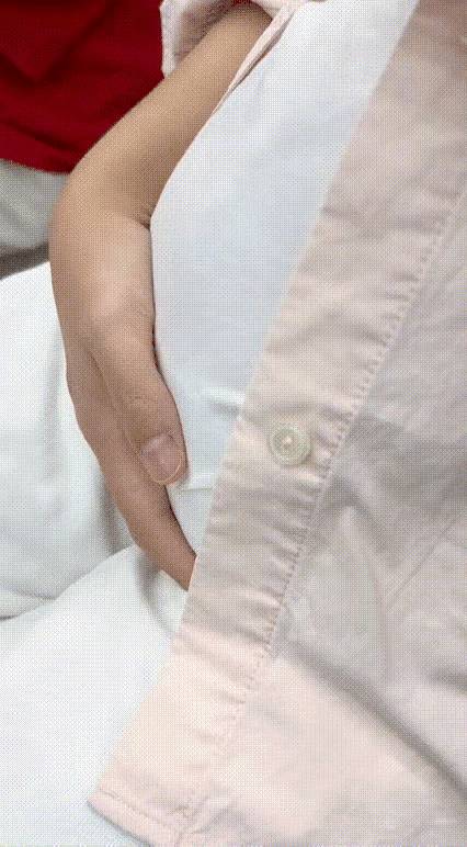 参加一场婚宴，刚落座就看到一位捧着大肚子的女子来到桌子边。想当然的以为他是一名孕