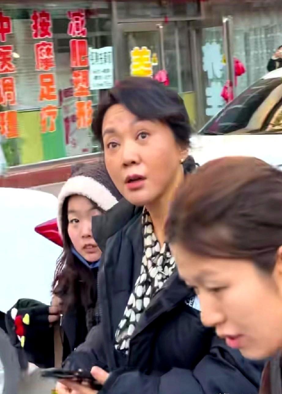 闫妮的反差感，真的让人有点懵。去年九月被路人拍到，素颜休闲装，跟平时没两样。