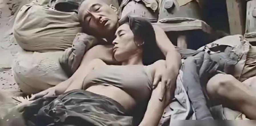 25岁巩俐在拍摄电影《菊豆》时“真空”上阵，全程完全放下明星身份投入其中，依偎在