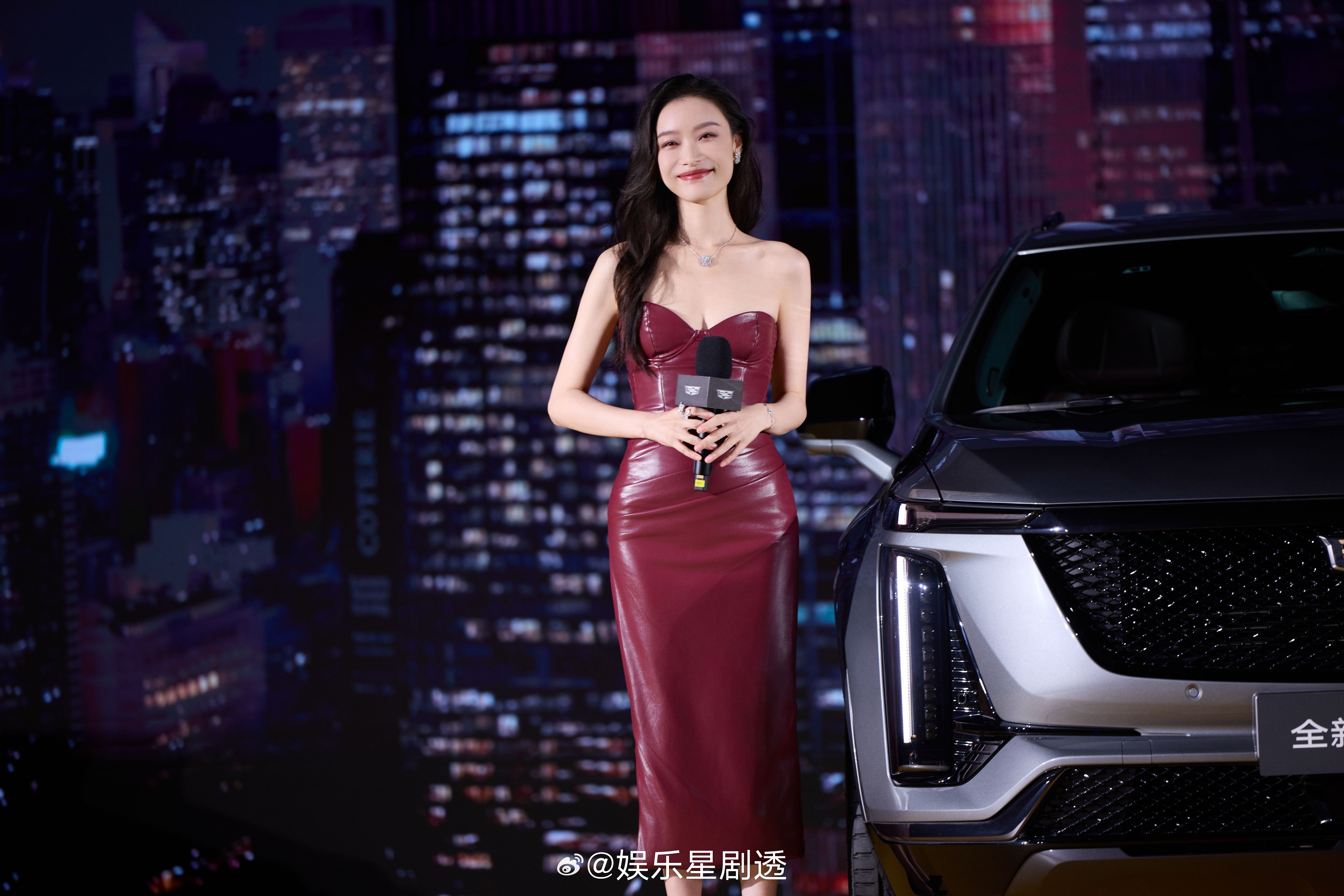 倪妮凯迪拉克品牌代言人恭喜解锁凯迪拉克品牌代言人新身份！盛典上，她身着酒红色皮