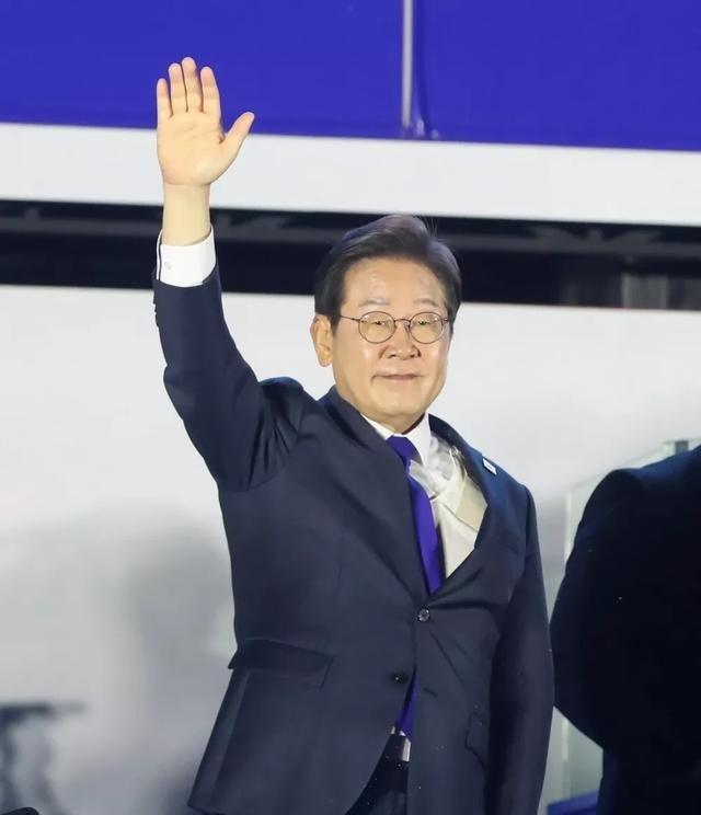 在中国人的眼里，朝鲜是朝鲜，韩国是韩国，两个是独立的国家，是兄弟国家！不管是朝鲜