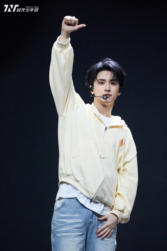 严浩翔六周年联排花絮照，严浩翔黑发统治区，谁懂这个没有染发的浩翔，严浩翔本发色的