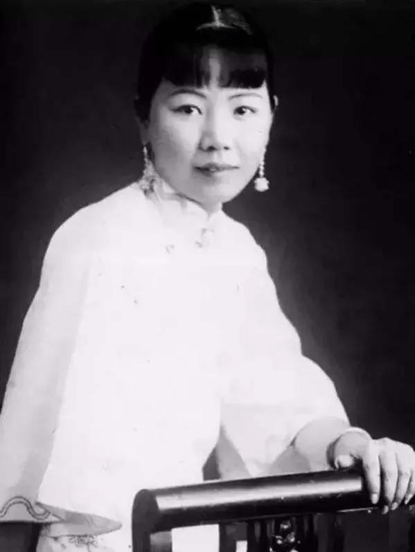1916年，她的闺蜜和他的丈夫搞到一起后，怀孕生下了孩子，可她知道后，并未生气，