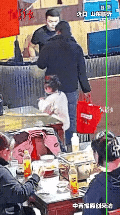 一大早看哭了！山东临沂，一位母亲给孩子看完病后，口袋空空如也。孩子喊着饿了，她硬
