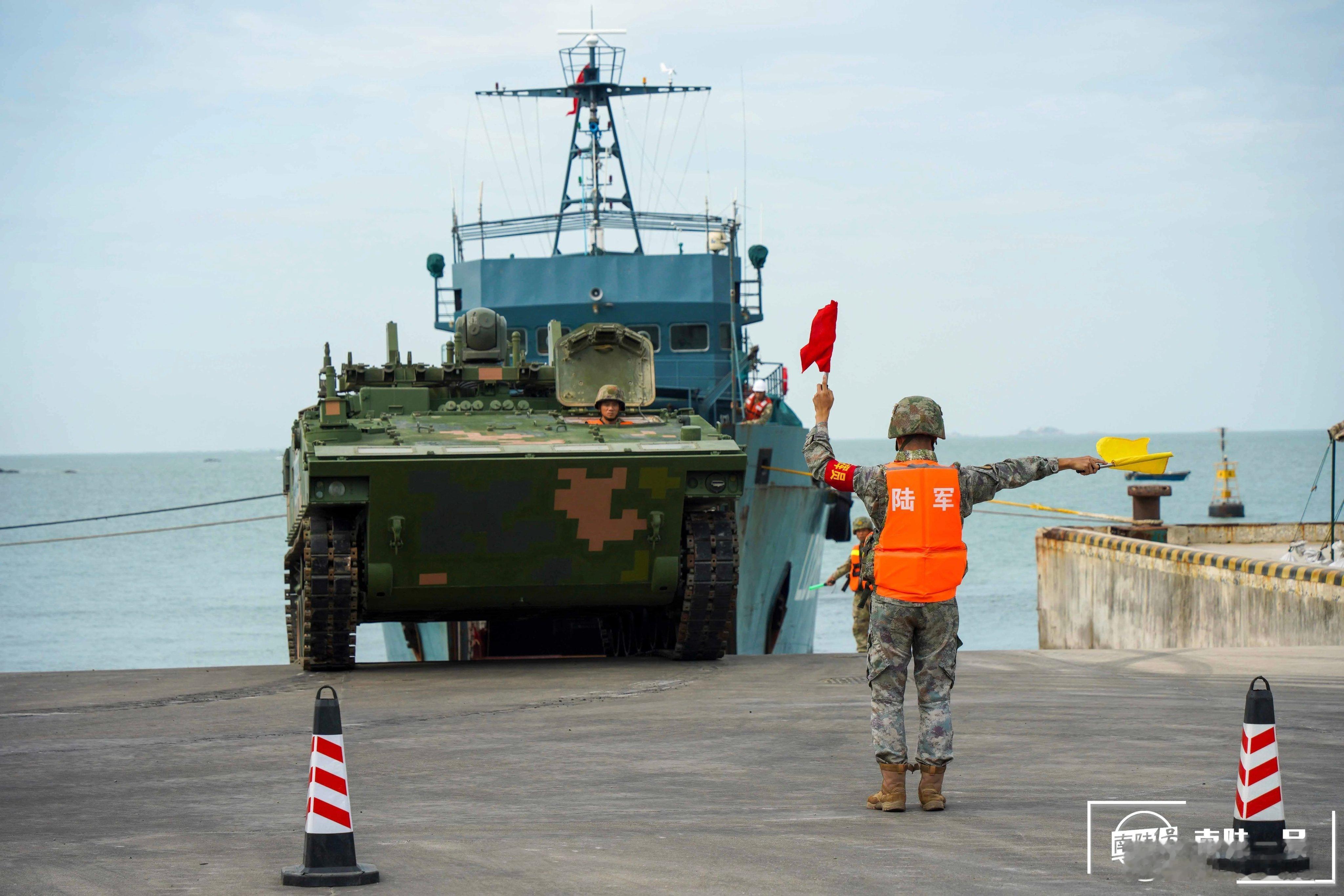 南部战区海上运输演习，由271-II型登陆艇输送履带式和轮式车辆上岸：