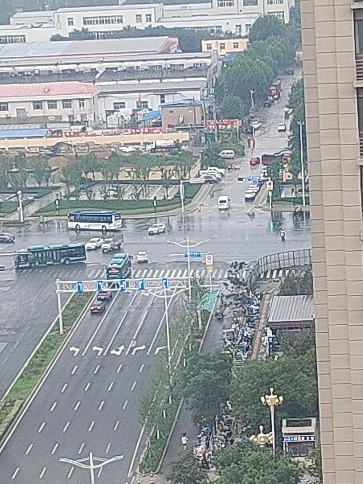 着实奇怪！经十路上正下着瓢泼大雨，可经十路北50米以北的地方，竟滴雨未下。这奇特