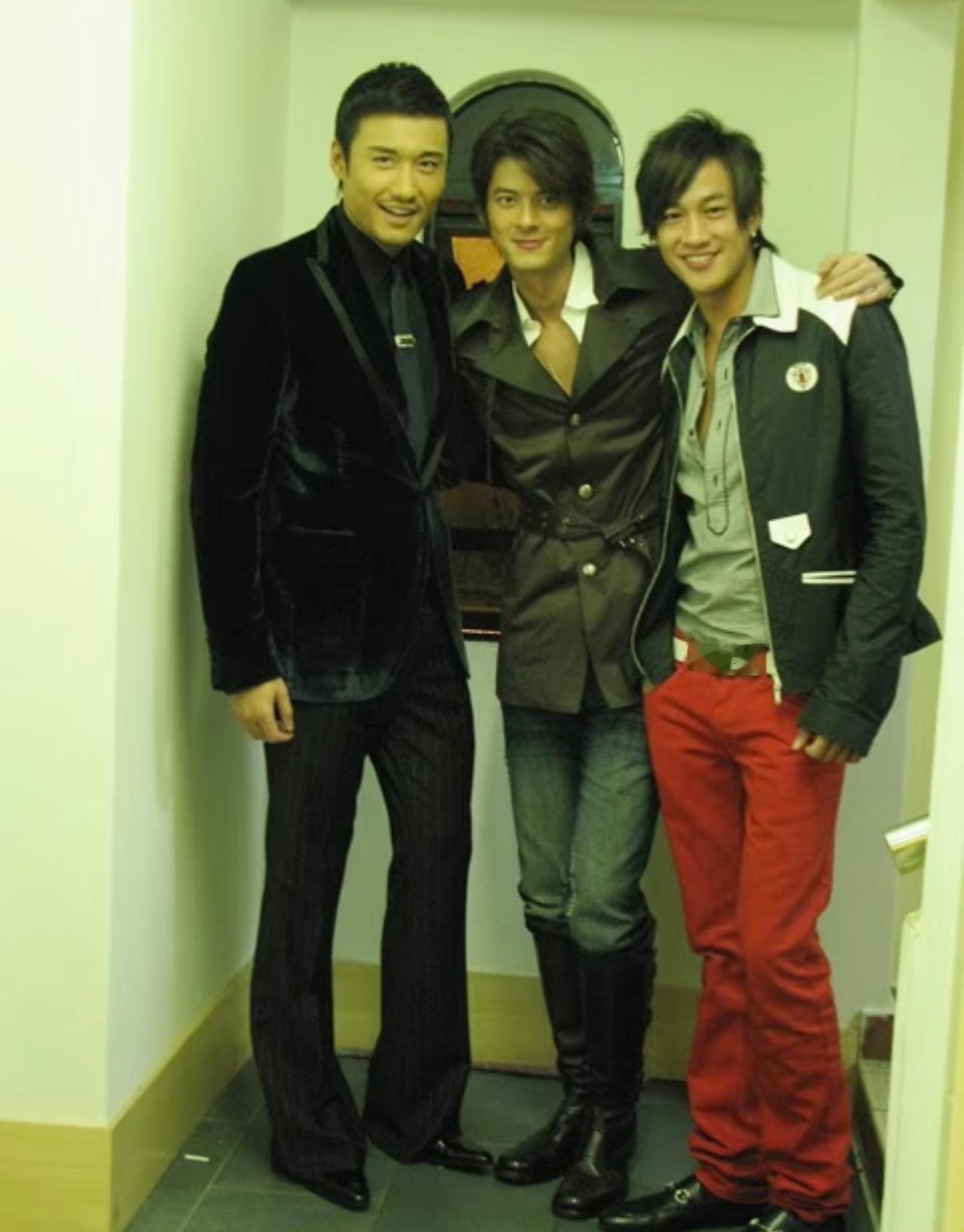 三位大个子帅哥难得同框，从照片来看，三人一个比一个高，脑袋一个比一个小。事实