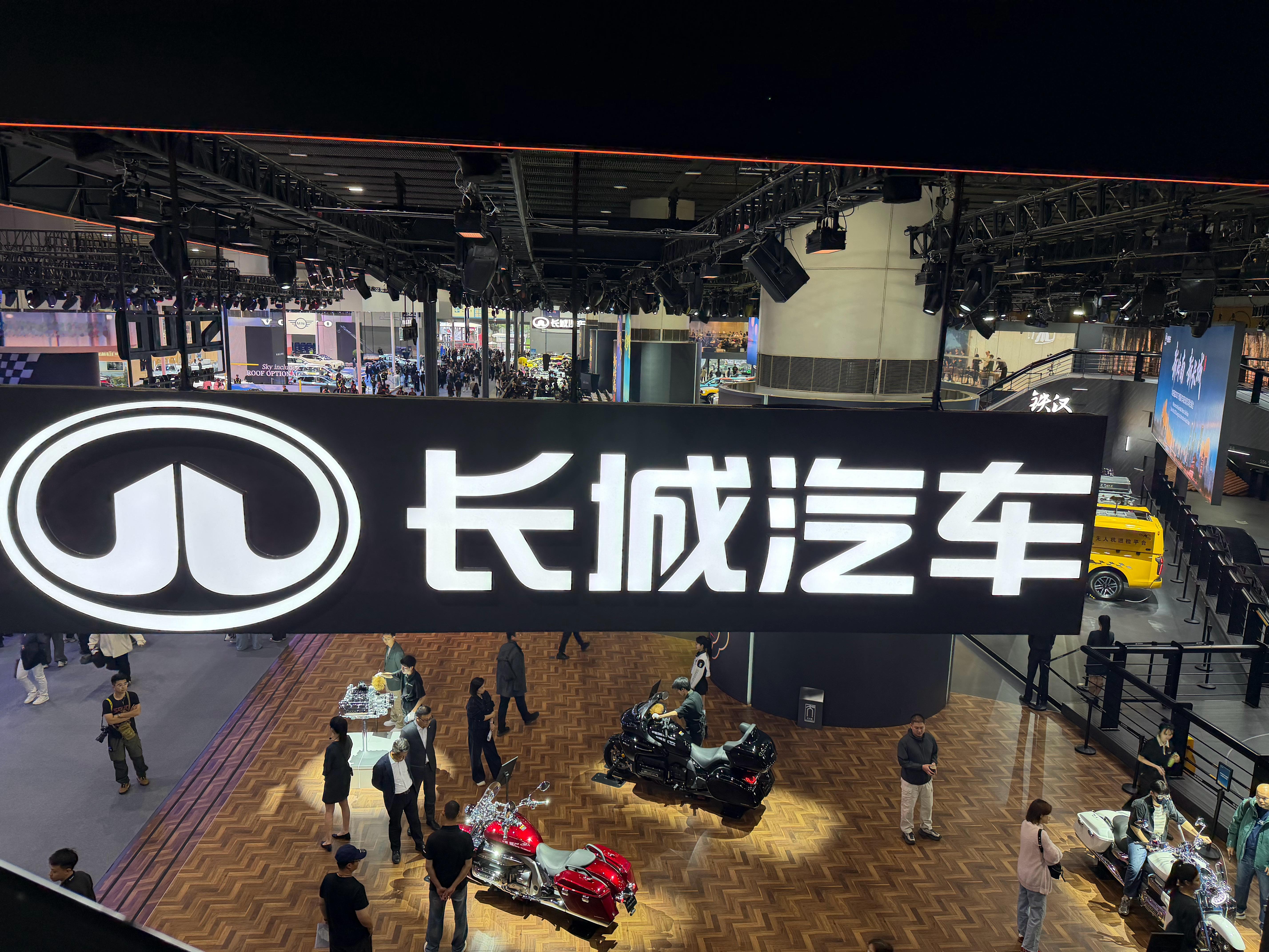 今天2025广州车展开幕，魏牌携全新高山家族、全新蓝山、新摩卡Hi4重磅亮相，1