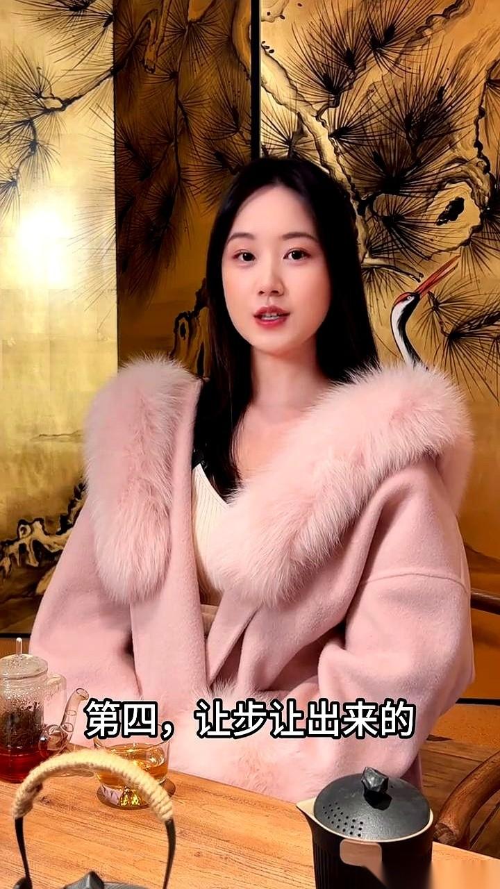 你知道一个仇人是怎么来的吗？不是你跟他拍了桌子，而是你掏出银行卡，替他解了燃眉