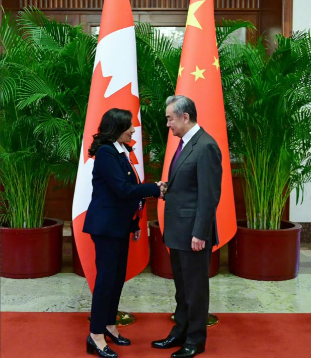 中国和加拿大谈妥了！1月15日，中共中央政治局委员、外交部长王毅在北京会见加