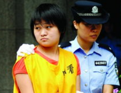 2009年，被判死缓的齐萍萍，那个青春无邪的女孩竟然犯下了杀父弑母的悲剧。她来自
