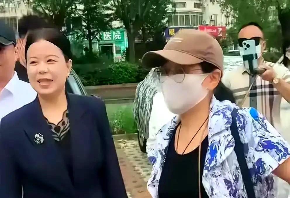 事情的脉络不算复杂，柴桑大姐前脚在直播里丢下一句“过年得热闹热闹”，没提名字却把