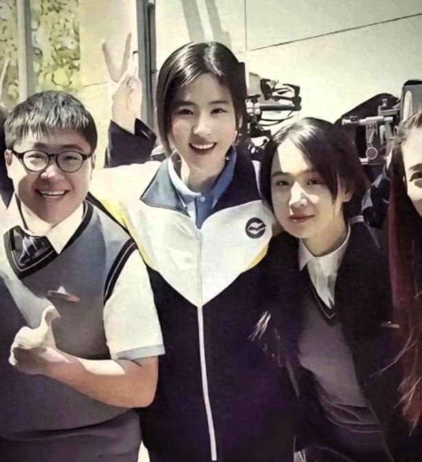 天呐！学生时代的刘亦菲也太绝了吧✨和同学们的合影里，她穿着简单的校服，扎着