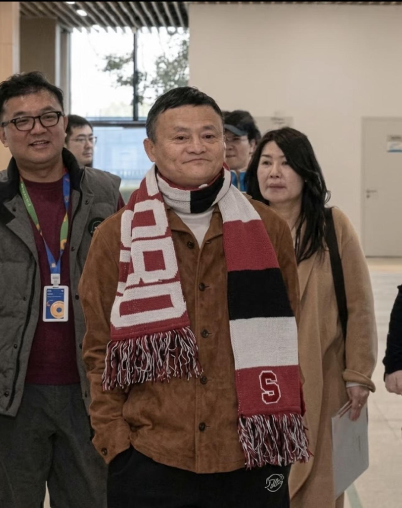 3月3日，马云现身杭州某学校，后面跟着的好几位，都特别开心的样子。马云双手插