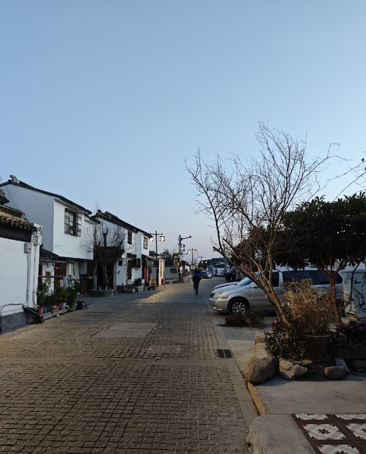 图一这是苏州市区，图二这是苏州农村？我不是那种很见过世面的人，感觉江苏市中心