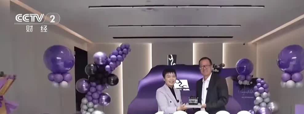 比亚迪做高端，行不行-用实力说话？近日，新东方创始人俞敏洪喜提仰望U8、成为