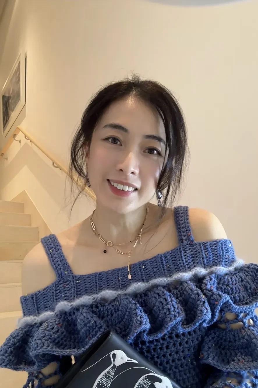 现在的甘比早就是今时不同往日，因为她已经从丑小鸭变成了白天鹅，而且她居然身穿自己