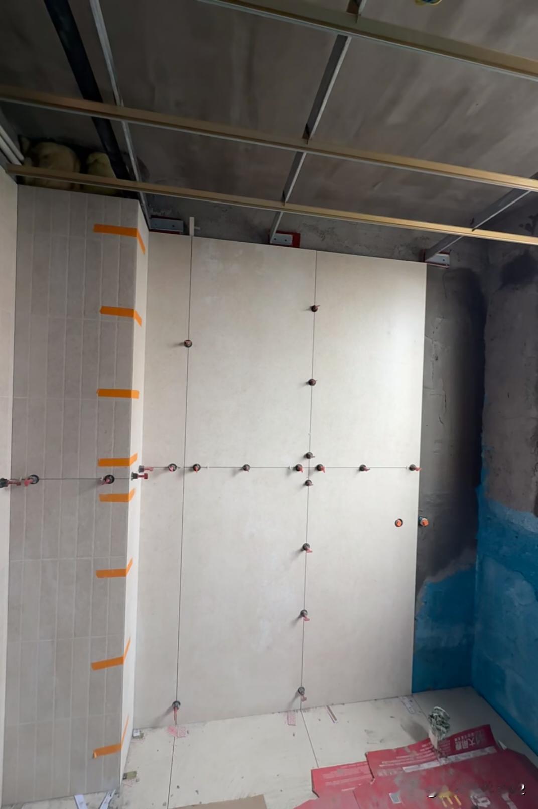 装修第79天泥工师傅劝我不要返工我不喜欢这个墙砖的排布，两块大砖左右两边各