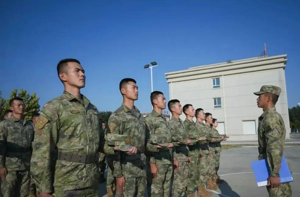 排长和班长虽然紧挨着，但前者是军官，后者不是。因为排长和班长有着很多方面的不同。