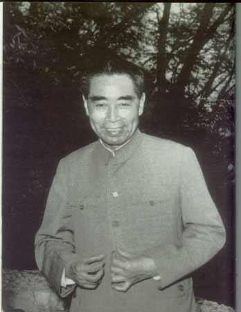 周恩来是国务院总理，管理着一个“大家”，他始终把自己当作人民的勤务员。最不能容忍
