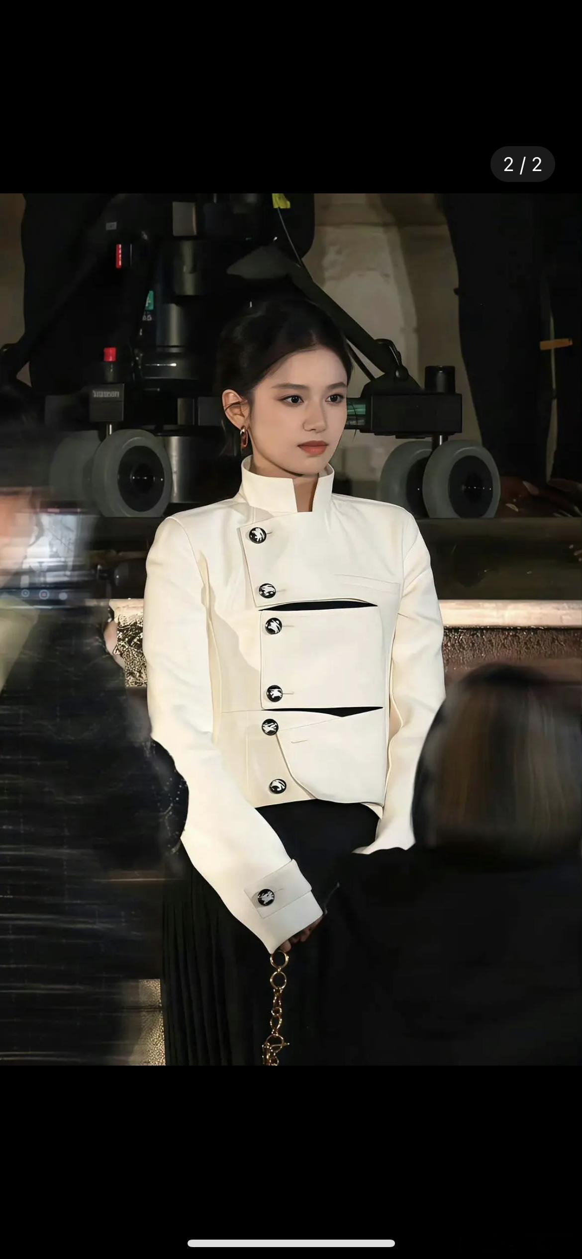 张婧仪唯一的劣势就是脖子太短了吧，其他五官都很优越​​​