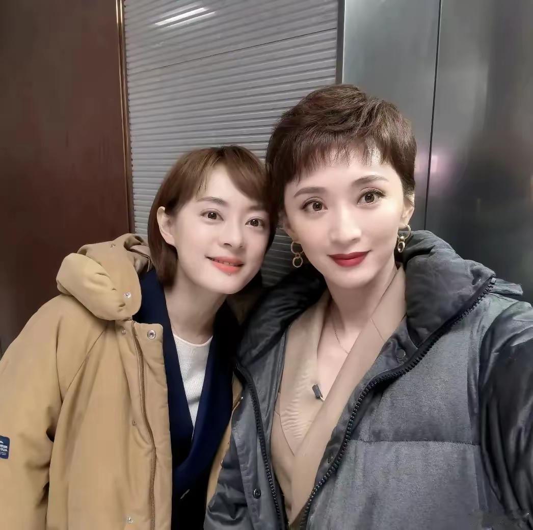 许亚军小娇妻和孙俪合影，两人都是大脸盘大眼睛，都是明媚大气的女子。