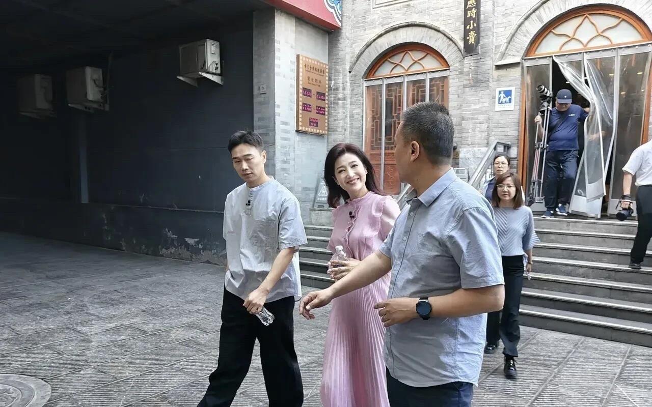 这位主持人的素颜，比周涛还要好看，只不过她没有在央视，她是北京卫视的主持人。长长