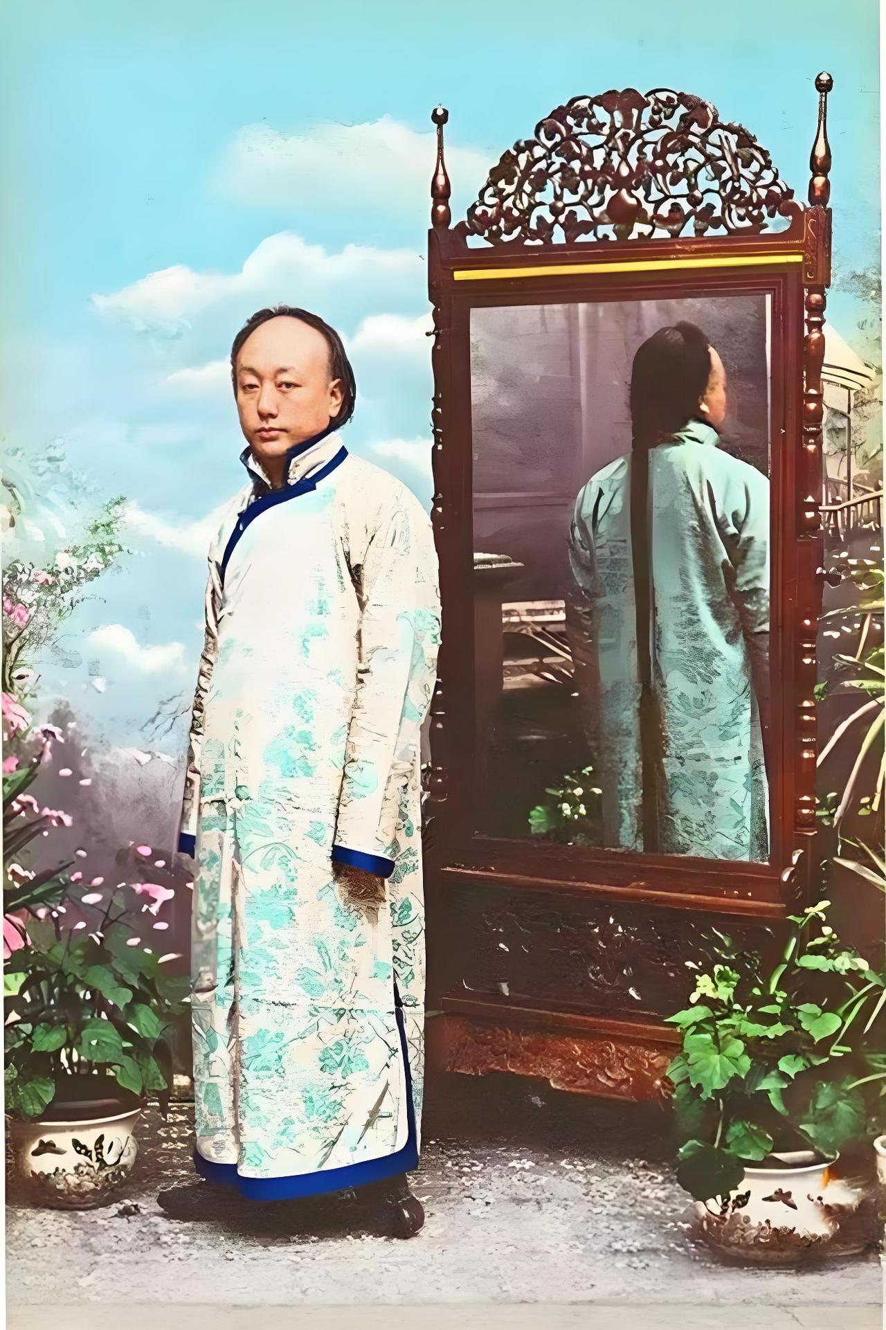 1912年的时候，有位青年男性，想着马上要剪辫子了，就特意拍了张自己和辫子的合影